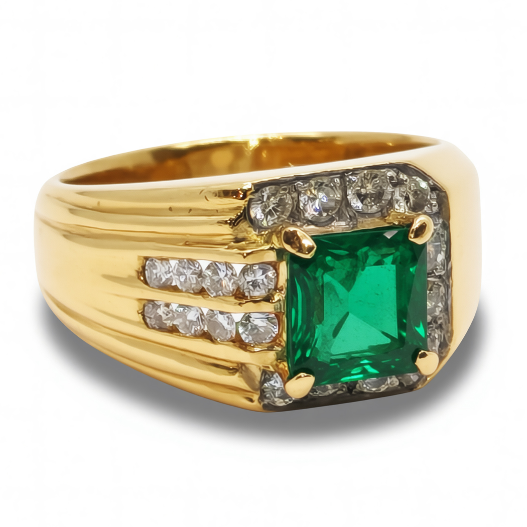 Prsten od žutog zlata sa smaragdom i dijamantima, 8.3 g